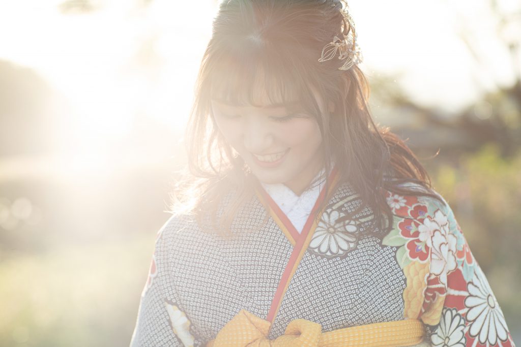 春の光の中で振袖姿を撮影する様子