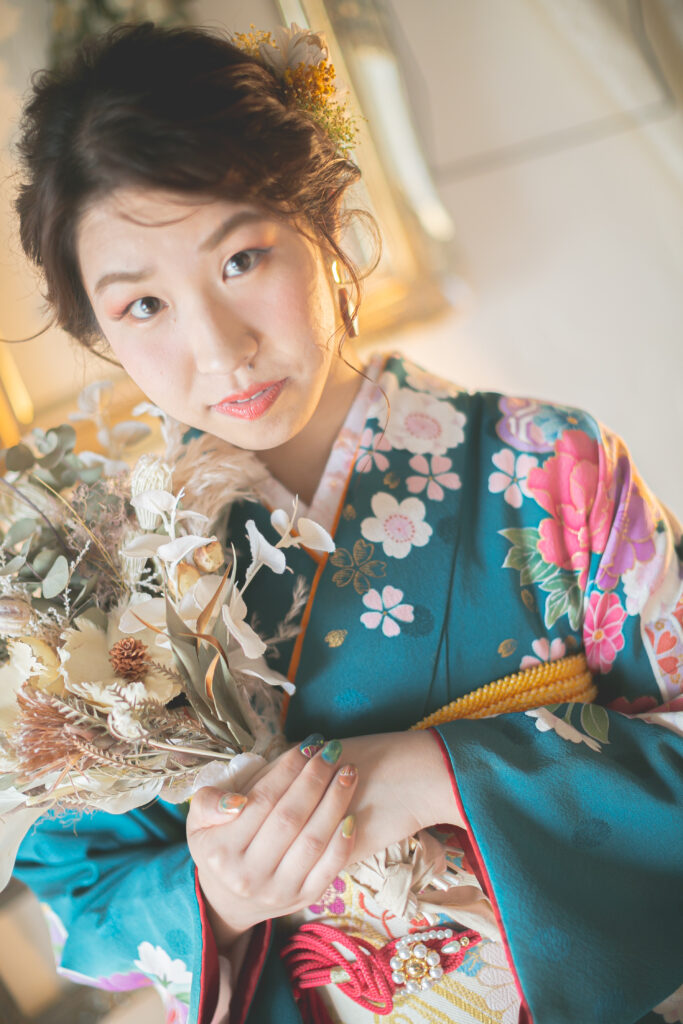 振袖姿で成人式の記念写真を残す様子