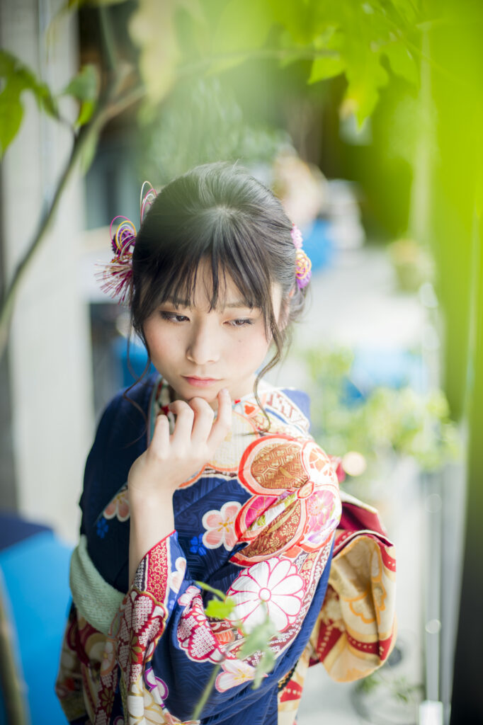 屋外を歩きながら振袖姿を撮影する様子