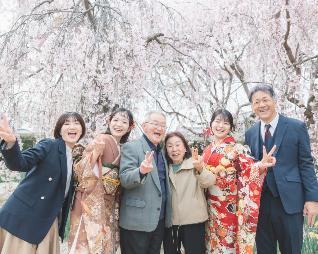 成人式の記念撮影を両親と祖父母と姉の6人で,両親と祖父母はスーツときれいめな平服で姉は振袖
