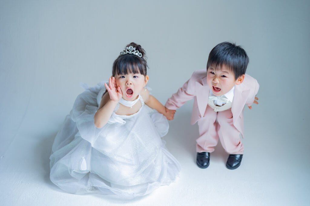 幼い男の子の七五三の記念撮影