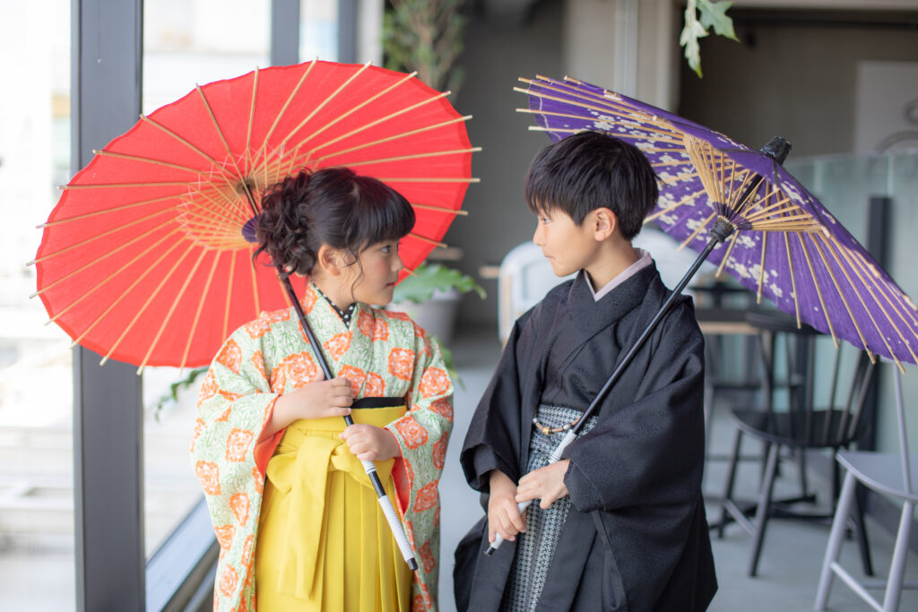 5歳の男の子が紋付袴で七五三の記念撮影をする様子