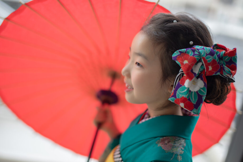 夏の前撮りで笑顔を見せる子ども