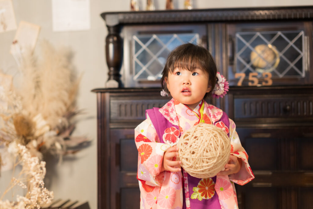 七五三の着物を着てスタジオで撮影する様子