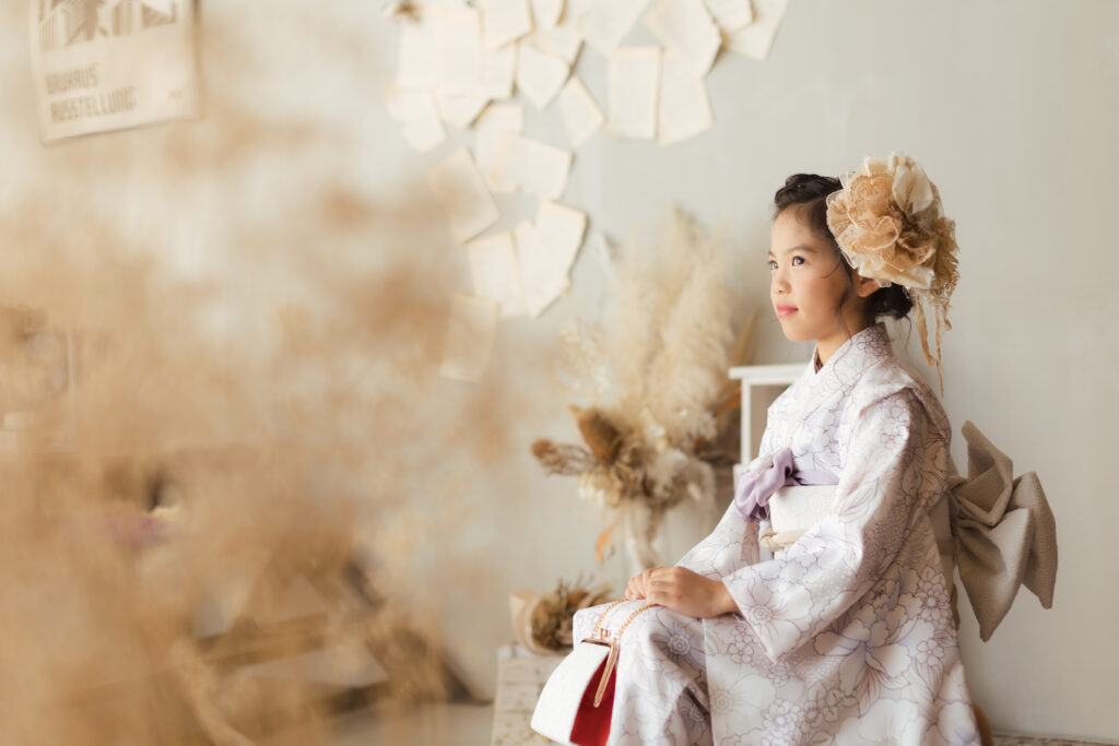 3歳の女の子が被布を着た七五三の姿