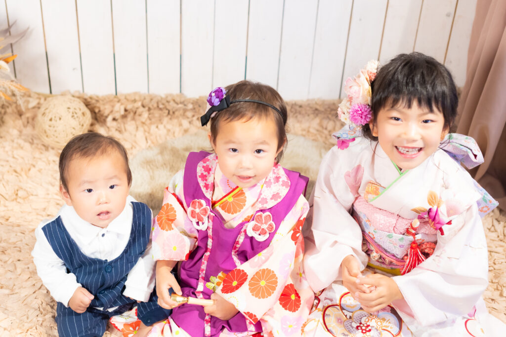 小さな子どもと一緒に七五三の記念撮影をする様子