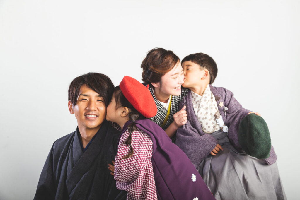 家族そろって和装で七五三の記念撮影