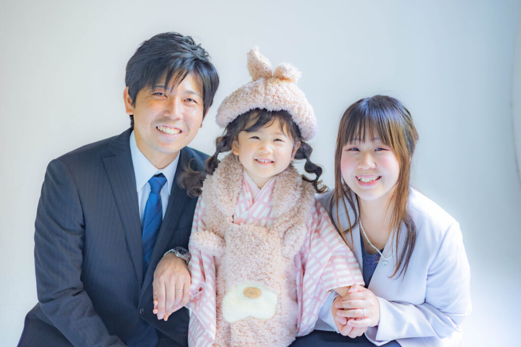 家族そろって成人式の記念写真を残す様子