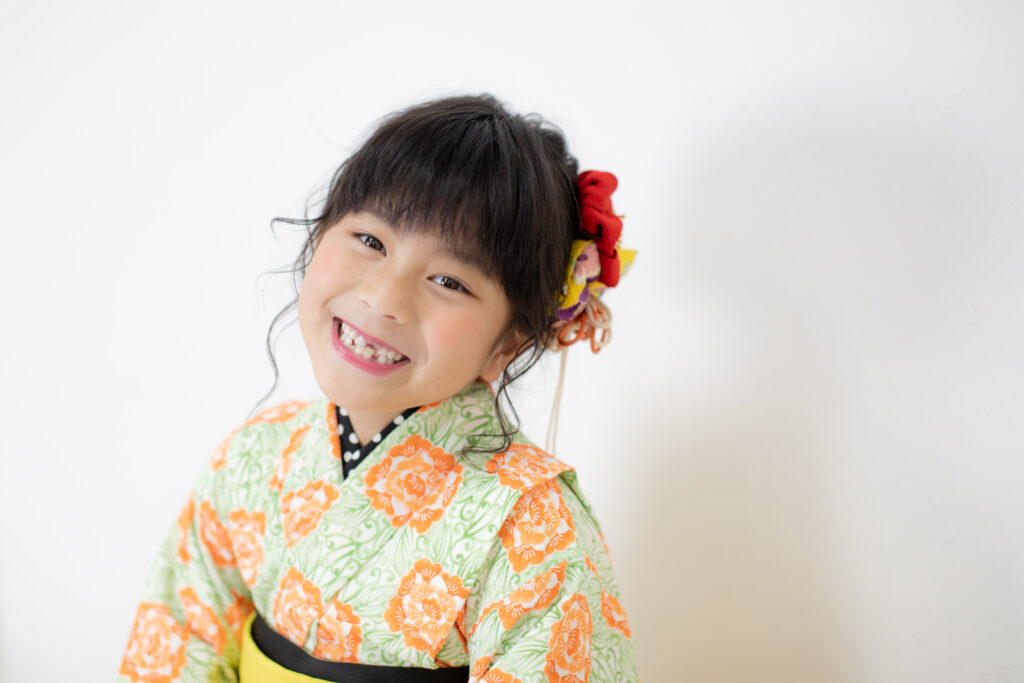 七五三の衣装を着た男の子と女の子