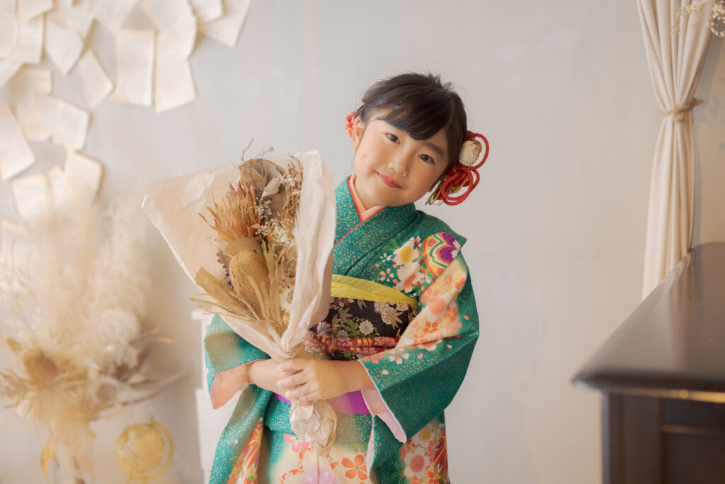 七五三の着物を着た女の子の前撮り