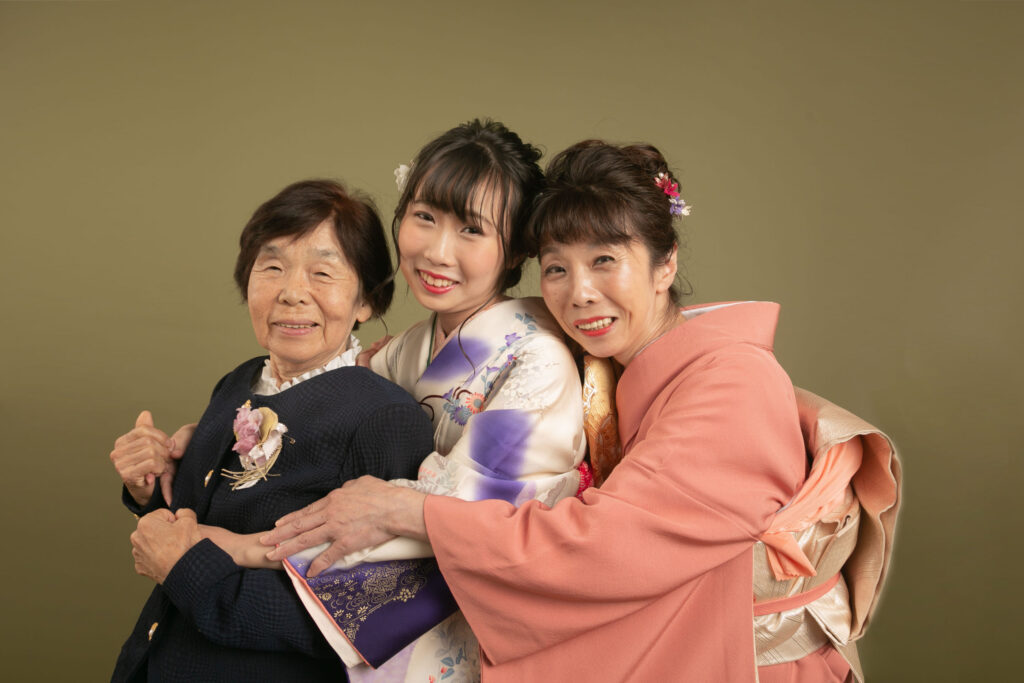 母娘で受け継いだ振袖を着て記念撮影する様子