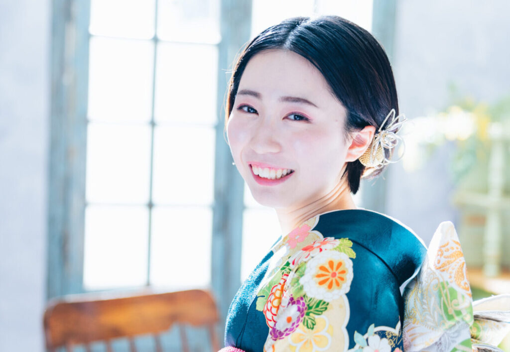 自然な表情で振袖姿を撮影する様子