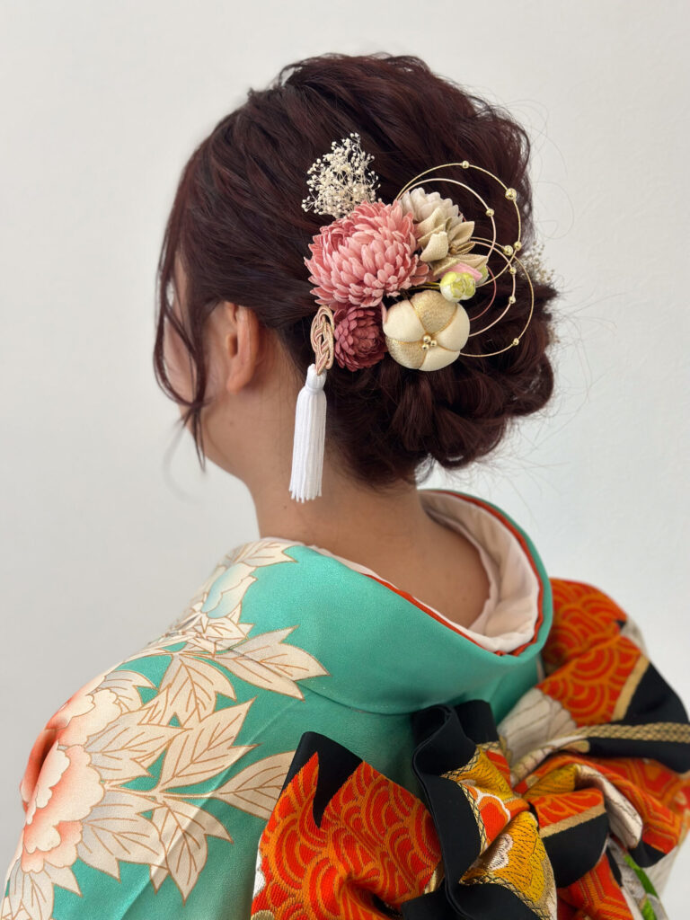 成人式のヘアセットを仕上げる様子