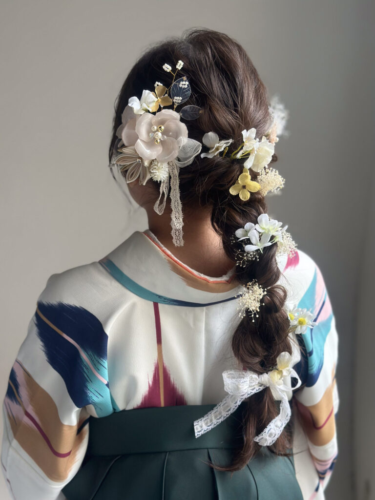 ミディアムヘアでまとめた成人式のヘアスタイル