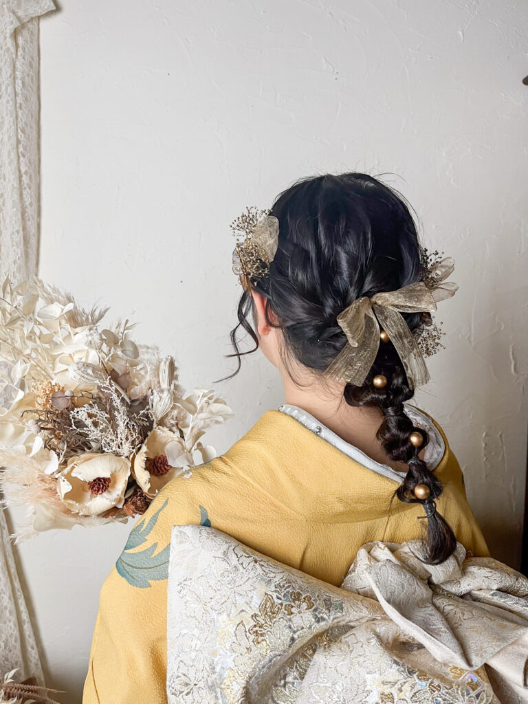 成人式のヘアセットと着付けを行う様子
