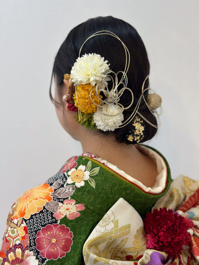 成人式のヘアメイクを仕上げる様子