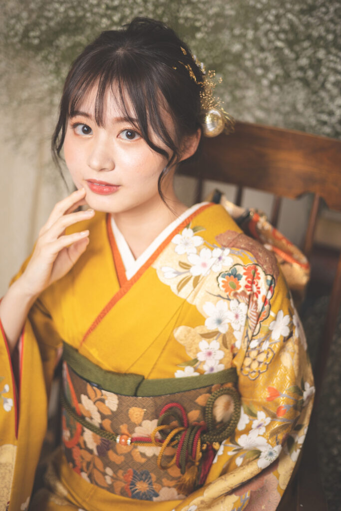 成人式の振袖を着てスタジオで撮影する様子