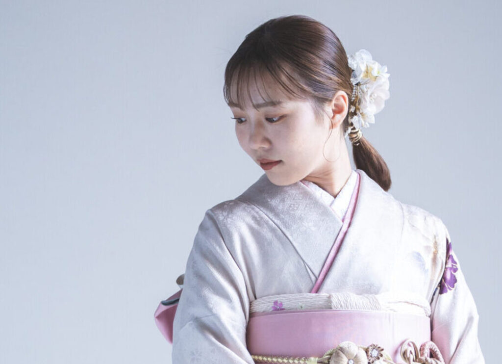 母から受け継いだ振袖で成人式を迎える様子