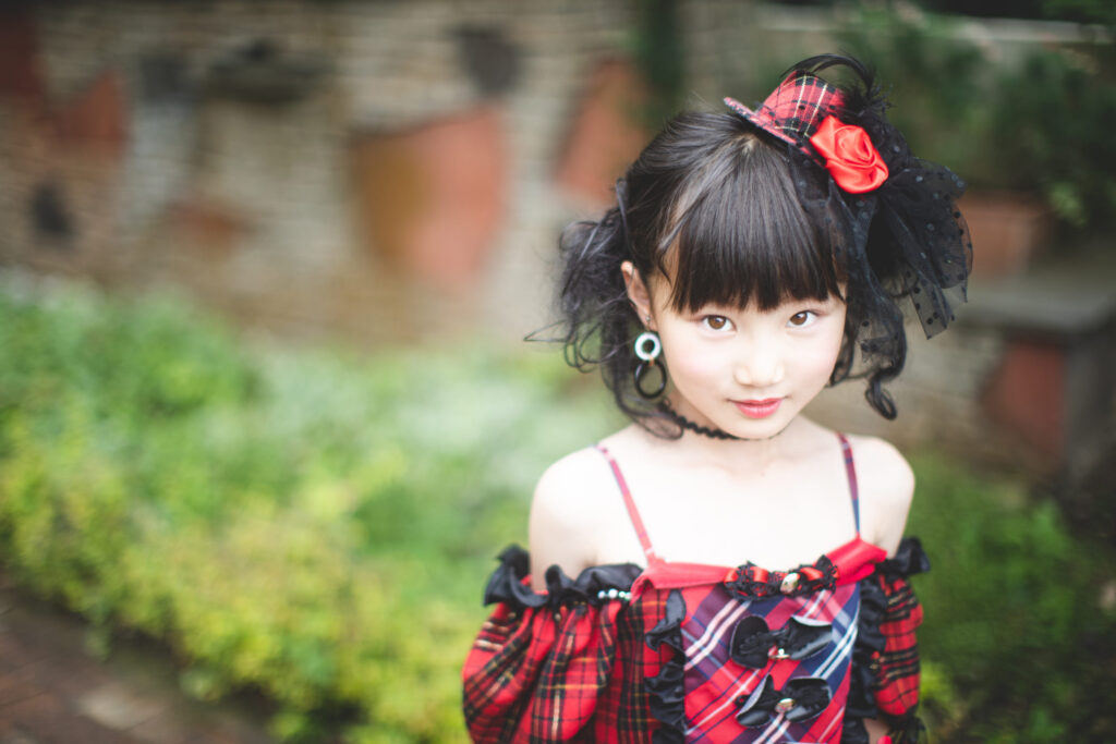 七五三の着物を着た女の子の記念撮影