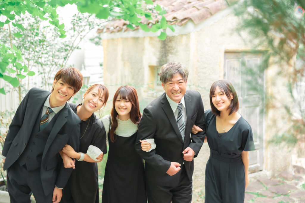 男性の成人式の家族写真,両親と2人の妹と一緒に撮影