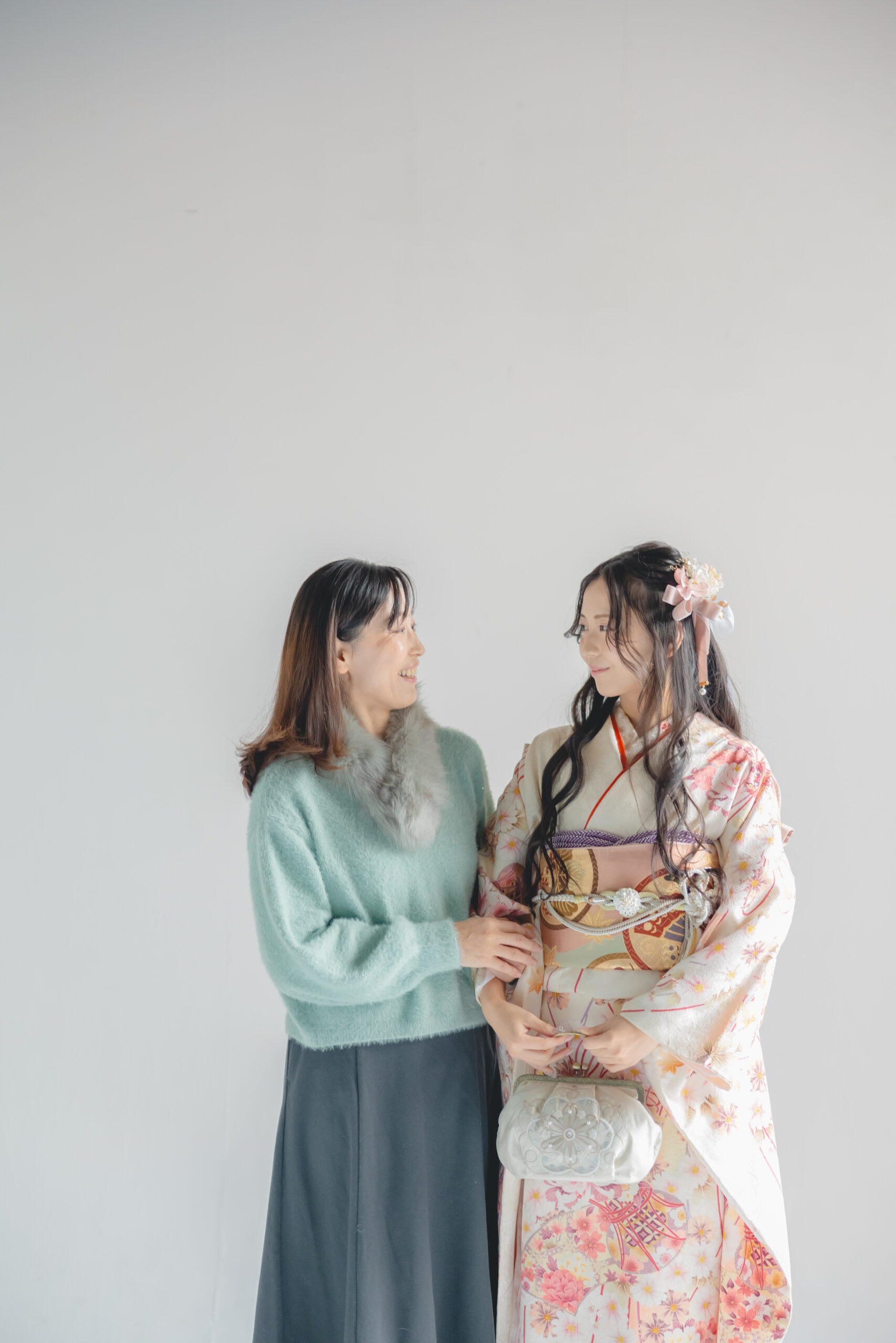 成人式の振袖を着た娘と母親のツーショット