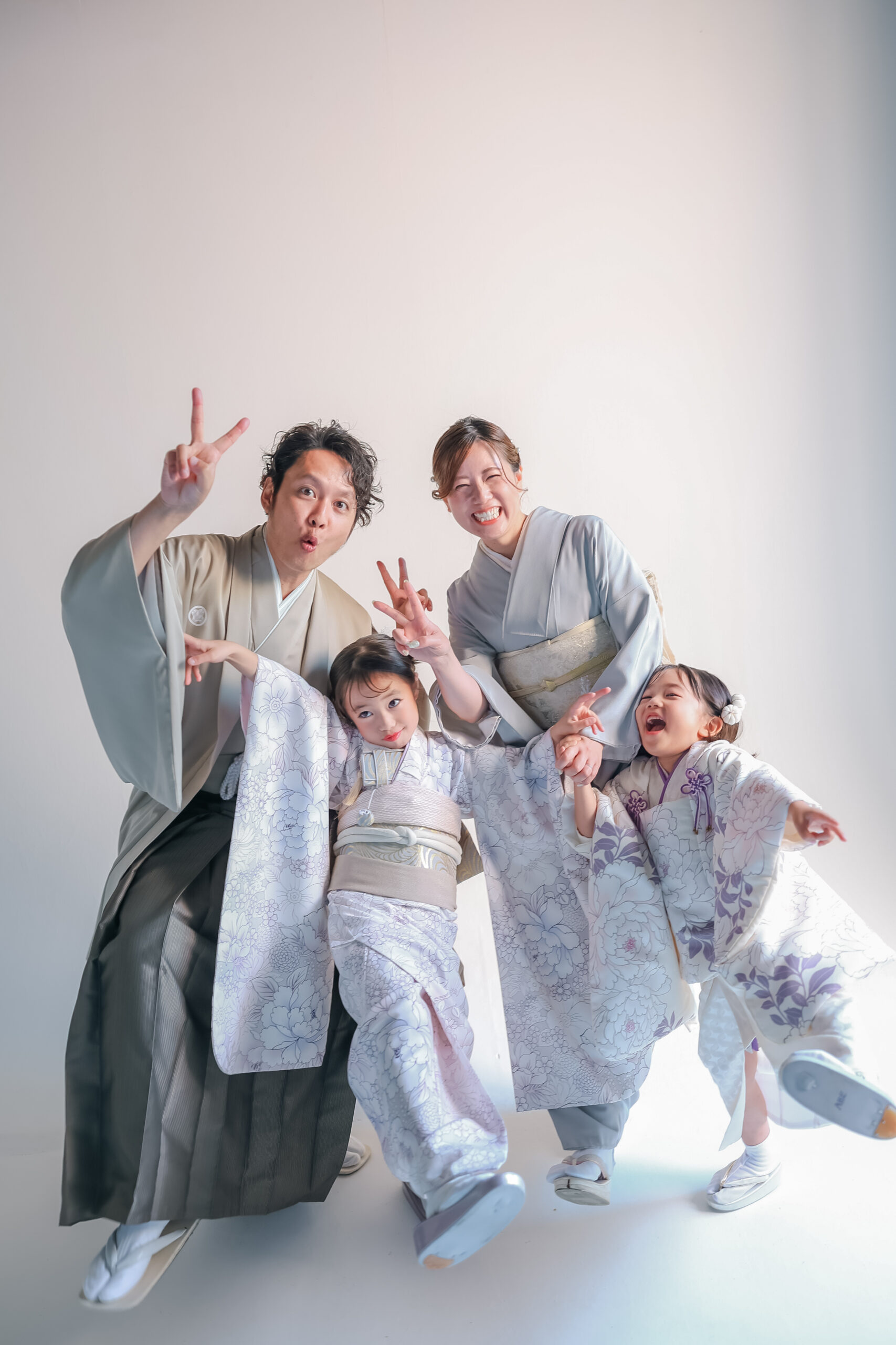 阿部写真館のスタジオにて家族で和装で七五三の記念撮影をしている
